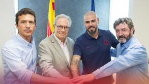 Víctor Valdés regressa ao Barcelona para treinar equipa de juniores