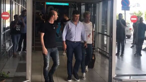 Fábio Coentrão chega à Grécia para assinar pelo PAOK