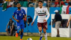 Edson Álvarez é substituto de De Ligt no Ajax