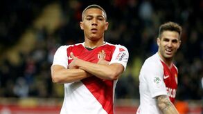 Carlos Vinícius comparado a Seferovic