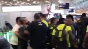 Diego revoltou-se com os adeptos do Flamengo no aeroporto e teve de ser agarrado