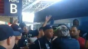 O momento em que Jorge Jesus sai 'disparado' do autocarro para encarar adeptos do Flamengo