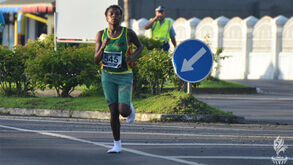 Jovem de 20 anos vence meia maratona dos Jogos do Pacífico a correr... de meias
