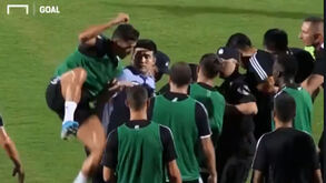 Adepto invadiu treino da Juventus e Cristiano Ronaldo saltou para cima de um segurança