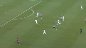 Um minuto de jogo no Real-Atlético: João Félix olha para um lado, toca para o outro e Diego Costa marca