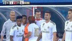Bale no 'olho do furacão': sorrisos durante 'pesadelo' do Real Madrid causam polémica