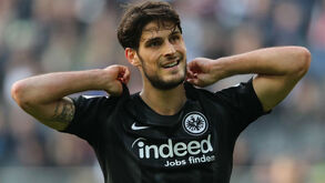 Eintracht Frankfurt goleia FC Wels com hat-trick de Gonçalo Paciência
