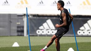 Militão já sente o peso da camisola do Real Madrid e James voltou à 'casa de partida': um treino de craques