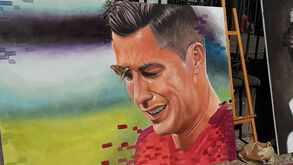 Artista venezuelano pinta impressionante tela de Cristiano Ronaldo no Funchal