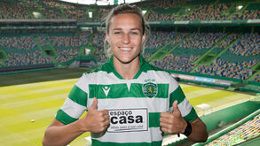 Nova jogadora do Sporting toca guitarra e arrisca cântico em português