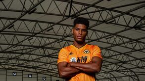 Wolverhampton contrata defesa do Aves