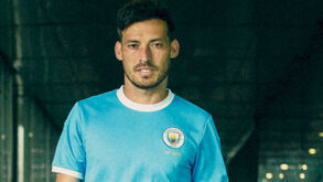 À antiga: Manchester City com camisolas especiais para defrontar o Liverpool