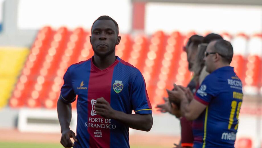 Tanko assina contrato profissional e integra plantel principal do Chaves