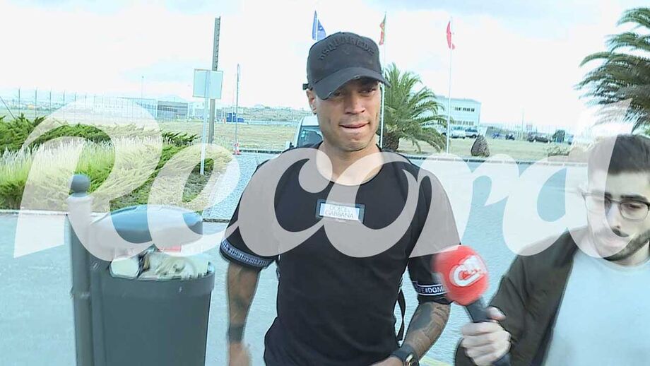 Raúl de Tomás chegou pouco depois das 20h00 a Lisboa, para assinar pelo Benfica. Record captou, em exclusivo, as imagens da chegada do avançado