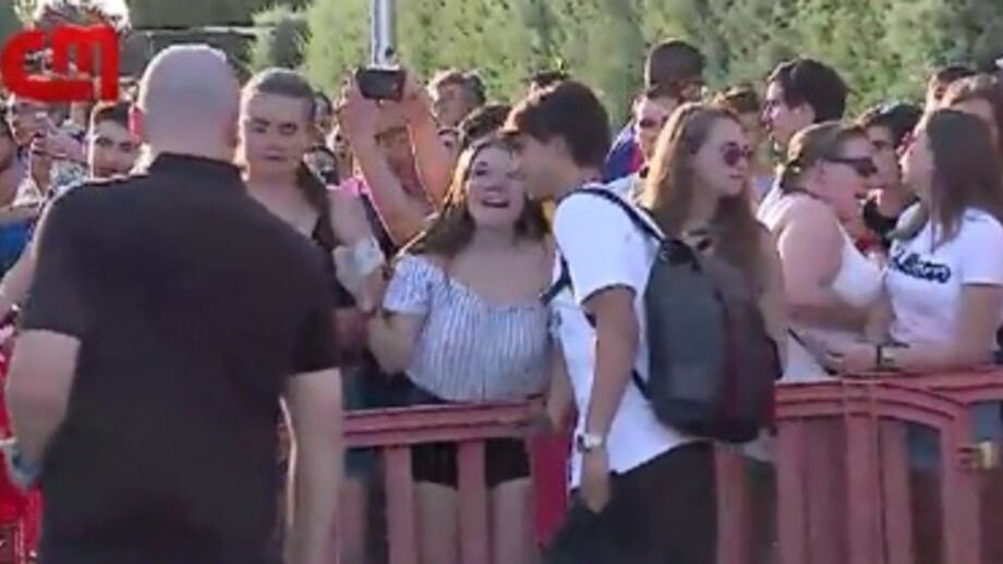 À saída da concentração do Atlético Madrid, onde havia chegado um pouco antes, João Félix recebeu o primeiro banho de multidão nos colchoneros