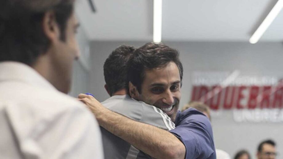 O Benfica publicou nas redes sociais um vídeo do regresso de Jonas ao Seixal, com as reações eufóricas dos colegas e ainda o olhar curioso de Bruno Lage