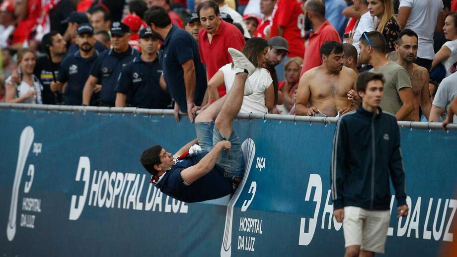 A CMTV divulgou as imagens do momento em que o adepto que ficou ferido no Académica-Benfica é empurrado da bancada e cai