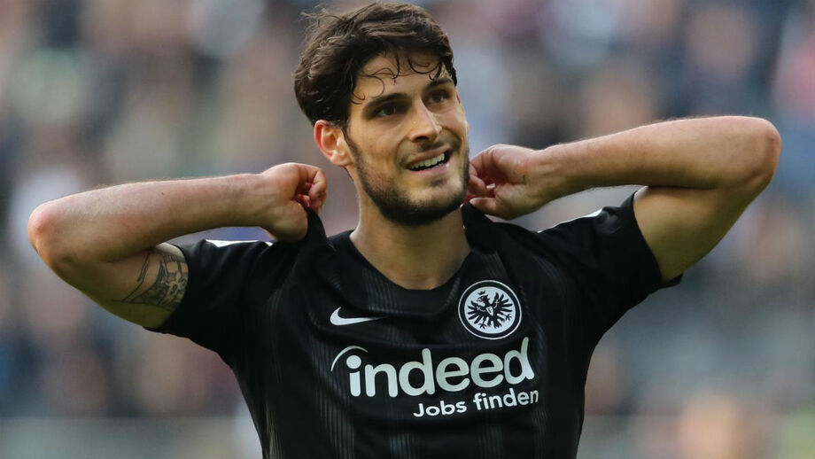 Eintracht Frankfurt goleia FC Wels com hat-trick de Gonçalo Paciência