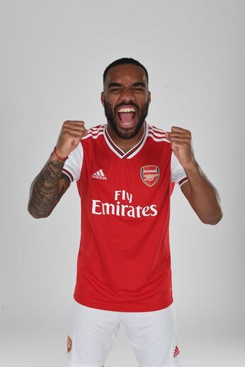 Lacazette apresenta o novo equipamento do Arsenal para 2019/20