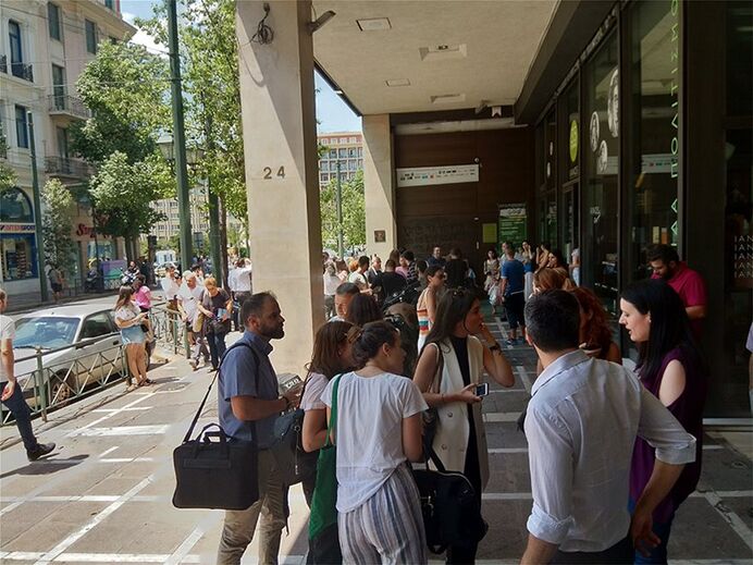 Sismo de 5,1 seguido de réplica provoca pânico em Atenas