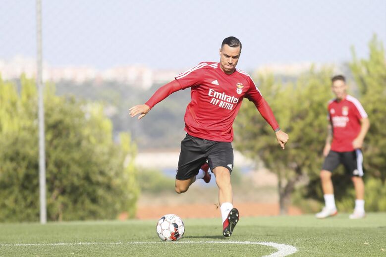 Raúl de Tomás foi oficializado no Benfica