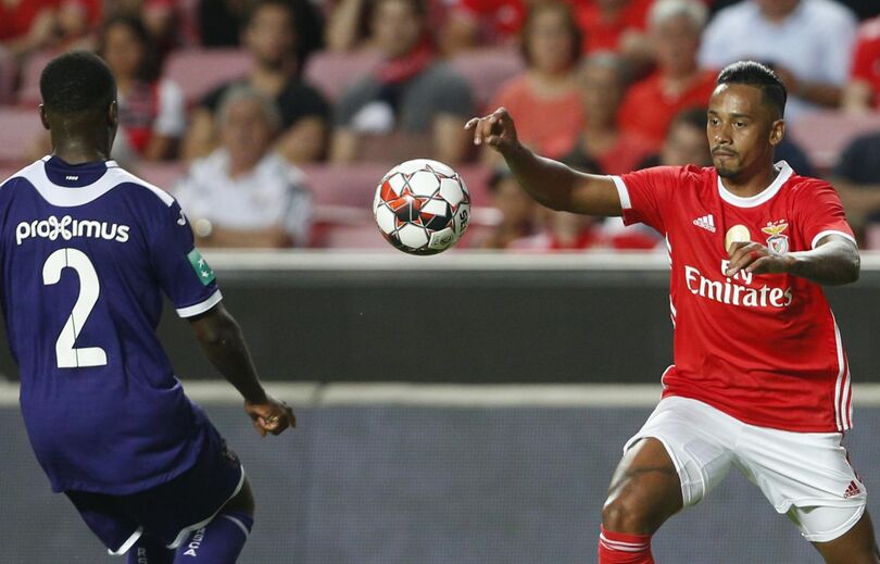 Caio Lucas (3) Jogou encostado à equerda e, além da qualidade técnica, revelou velocidade. Deixou várias vezes o marcador direto para trás e só pecou mesmo na finalização. A Luz gostou...