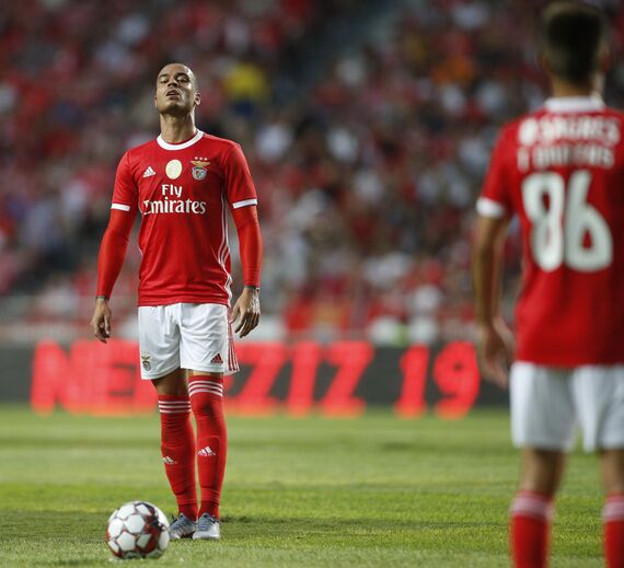 Raul de Tomas (2) Já mostrou que é móvel, mas nesta fase ainda está à procura de conhecer os colegas de equipa. Não foi feliz no capítulo do passe e em algumas receções de bola, mas a qualidade está lá. Tentou o chapéu (15'), mas saiu fraco. 