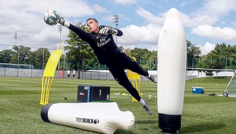 Guarda-redes: Lunin (Real Madrid)