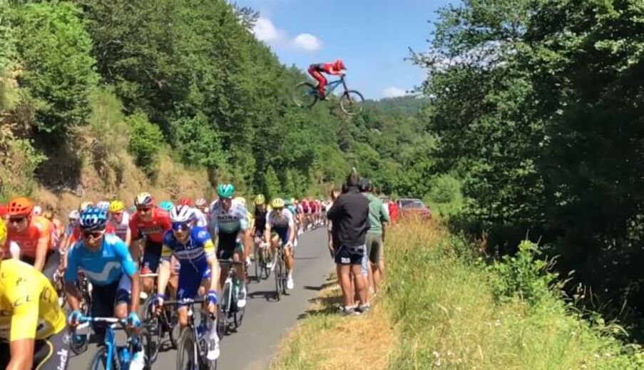 Ciclistas da Volta a França surpreendidos com colega voador