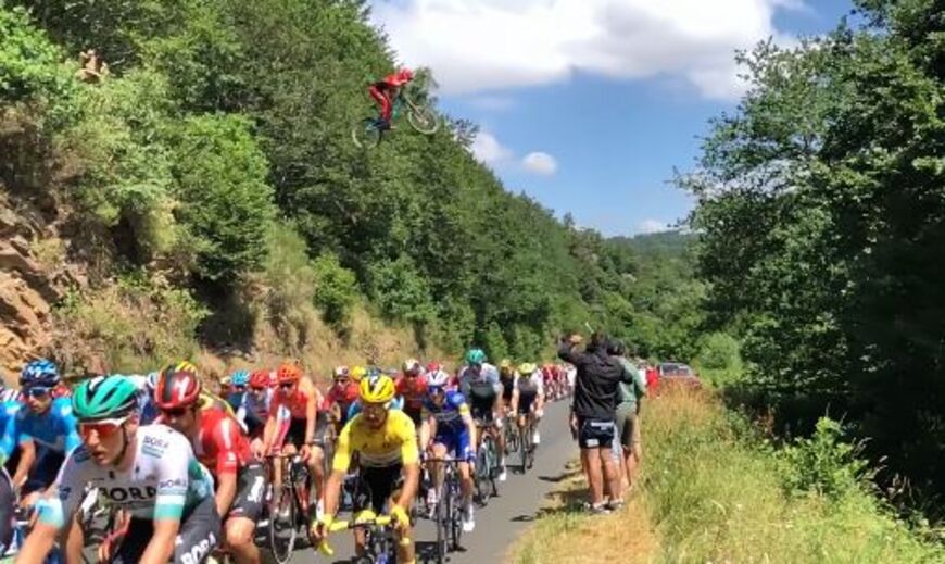 Ciclistas da Volta a França surpreendidos com colega voador