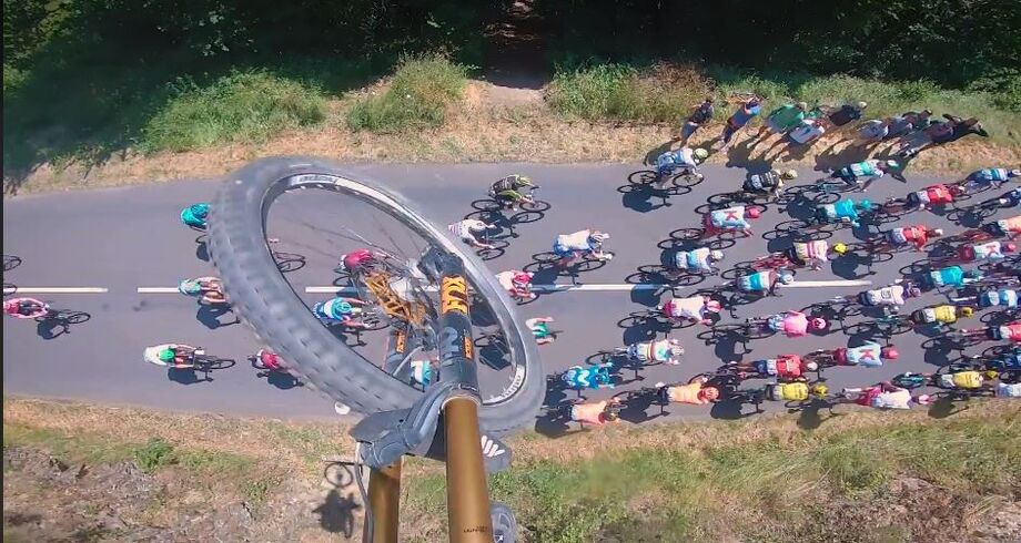 Ciclistas da Volta a França surpreendidos com colega voador