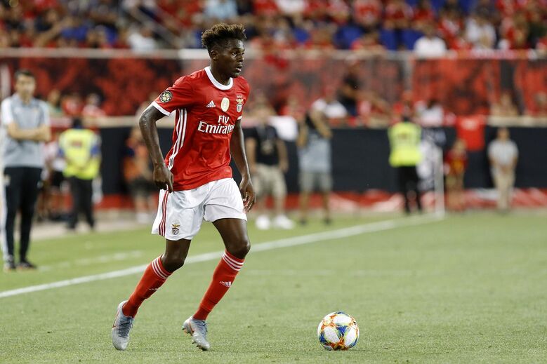 Nuno Tavares (3) - Novamente na direita, registe-se o assinalável esforço do lateral para usar o pé direito - foi assim que cruzou, com acerto, aos 34', para o cabeceamento de Raul de Tomas. Um pouco antes (32'), testara os reflexos de Terracciano, com um disparo forte e rasteiro, de longe. Mesmo atuando no flanco contrário ao de origem, denotou à-vontade no desempenho da função.