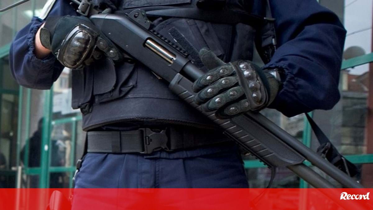 Droga E Armas Apreendidas Em Operação Da Psp Em Bairros Do Porto Fora