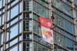 'Homem-aranha' escala arranha-céus em Hong Kong para apelar à paz