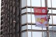 'Homem-aranha' escala arranha-céus em Hong Kong para apelar à paz