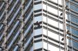 'Homem-aranha' escala arranha-céus em Hong Kong para apelar à paz