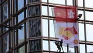 'Homem-aranha' escala arranha-céus em Hong Kong para apelar à paz