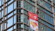 'Homem-aranha' escala arranha-céus em Hong Kong para apelar à paz