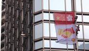 'Homem-aranha' escala arranha-céus em Hong Kong para apelar à paz