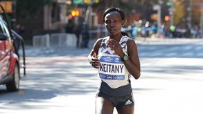 Mary Keitany e Lelisa Desisa defendem títulos na Maratona de Nova Iorque