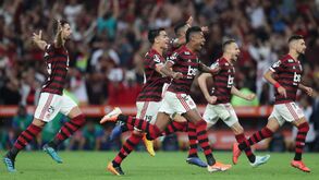 Flamengo de Jorge Jesus ultrapassa Emelec na 'lotaria' e segue na Libertadores
