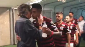 Jorge Jesus cumprimentou jogadores do Flamengo um a um com beijo na cara