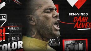 Dani Alves assina por três anos com os brasileiros do São Paulo