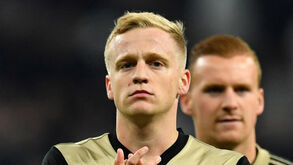 Van de Beek confirma: «Real Madrid está interessado em mim»