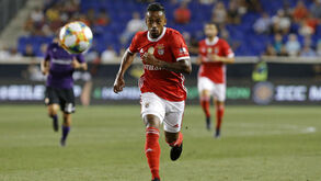 Caio Lucas lesionado na coxa esquerda