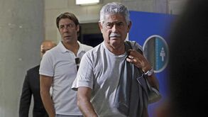 Luís Filipe Vieira com a equipa do Benfica no Estádio Algarve