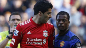 Patrice Evra recorda incidente racista com Luis Suárez e revela: «Recebi ameaças de morte»