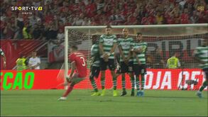 Livre direto perfeito de Grimaldo valeu o terceiro ao Benfica