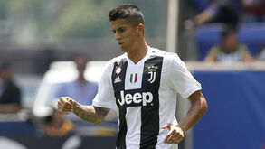 João Cancelo está em Inglaterra para fazer testes médicos no City 