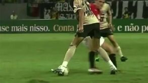 Foi há 16 anos que Ronaldo deixou o Manchester United rendido